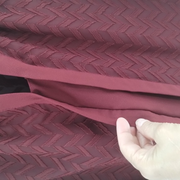 Skies are Blue maroon zig zag texture blouse size medium sheer sleeves and back - Picture 4 of 9